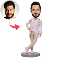 Çapraz Bacaklı Doktor Bobblehead – Kişiye Özel & Kazınmış Metinli | Mizahi Hediye